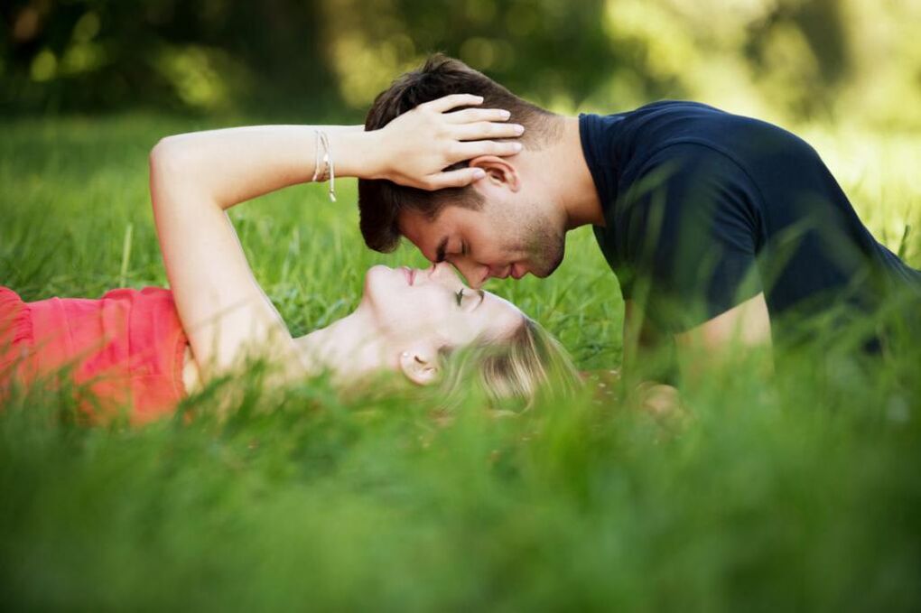 une femme et un homme qui ont augmenté leur puissance avec des produits