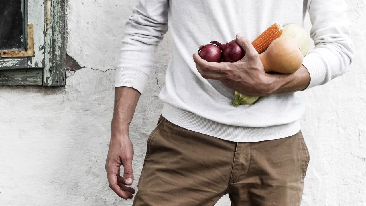 homme avec une nourriture saine pour la puissance