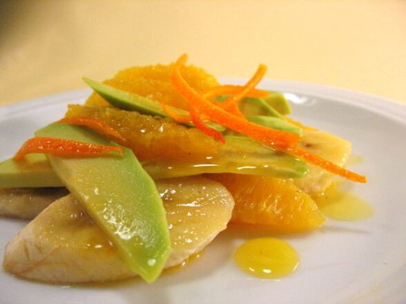 Salade d'avocat, de banane et d'orange pour une érection stable chez un homme